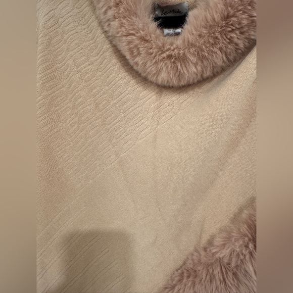 NWT Le Moda Light Pink Faux Fur Trim Poncho / Cape – One Size - Picture 4 of 5
